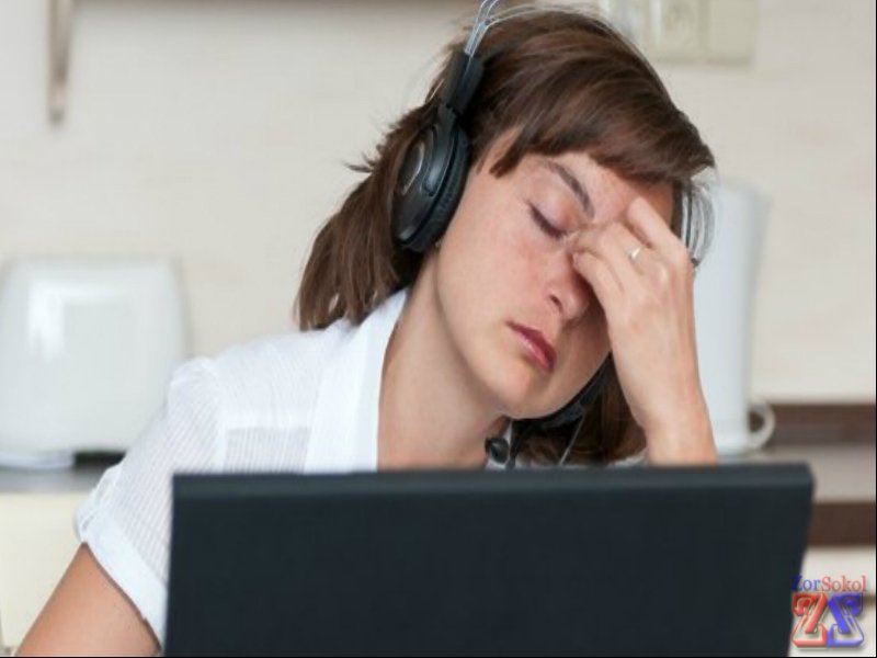 Голова и глаза могут болеть от длительной работы за компьютером Голова и глаза могут болеть от длительной работы за компьютером