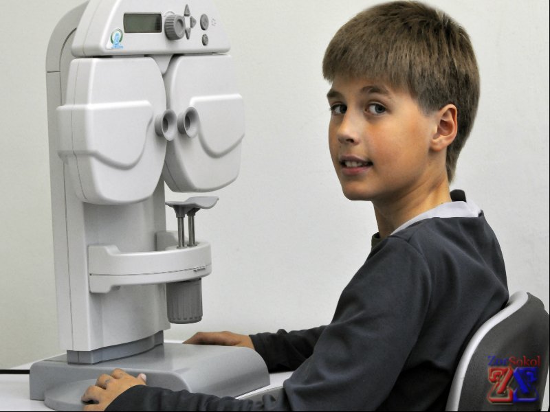 Если у ребенка появятся признаки близорукости, то его нужно отвести к окулисту Если у ребенка появятся признаки близорукости, то его нужно отвести к окулисту