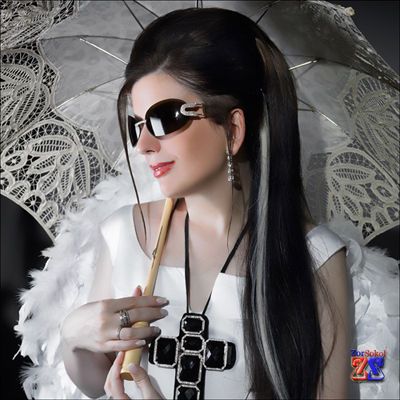 Почему она всегда в очках? Почему она всегда в очках?