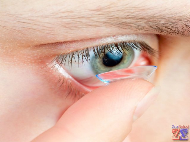 Начать надевание с правого глаза (техника надевания одной рукой) Начать надевание с правого глаза (техника надевания одной рукой)