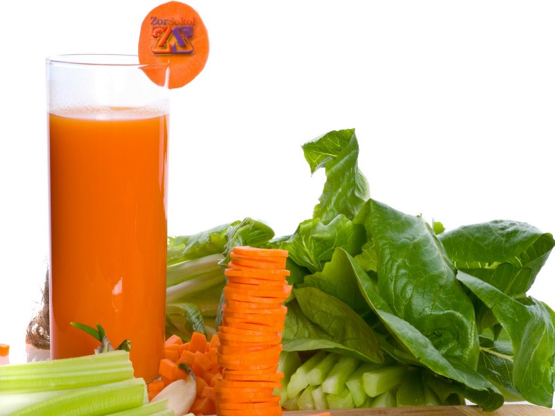 Очень полезна смесь соков моркови, петрушки и сельдерея Очень полезна смесь соков моркови, петрушки и сельдерея