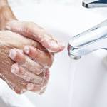 Мыть руки перед надеванием линз Мыть руки перед надеванием линз