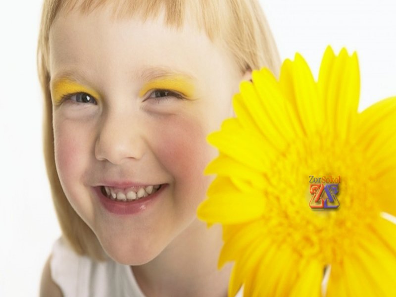 Косметикой нужно пользоваться аккуратно Косметикой нужно пользоваться аккуратно