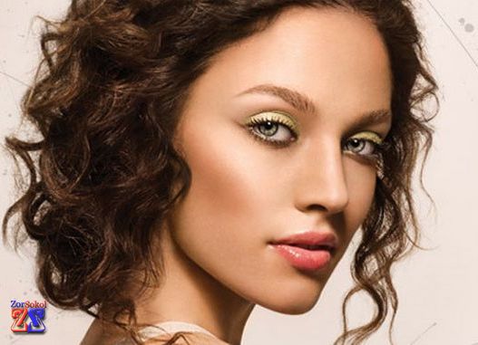 Каштановая зеленоглазая девушка Каштановая зеленоглазая девушка